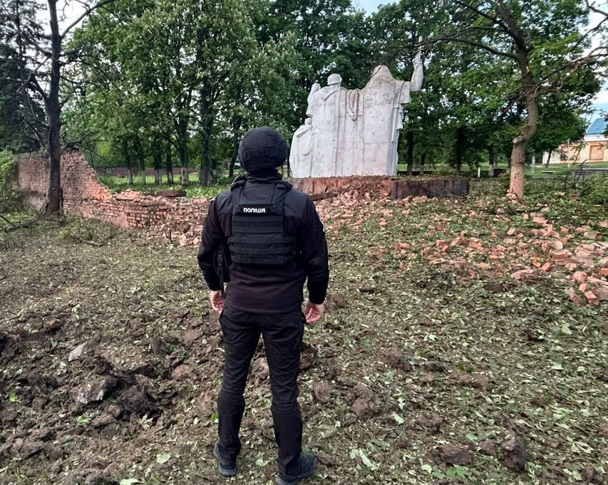 Зображення посту: У Костянтинівці окупанти пошкодили обстрілом церкву та поховання часів Другої світової війни