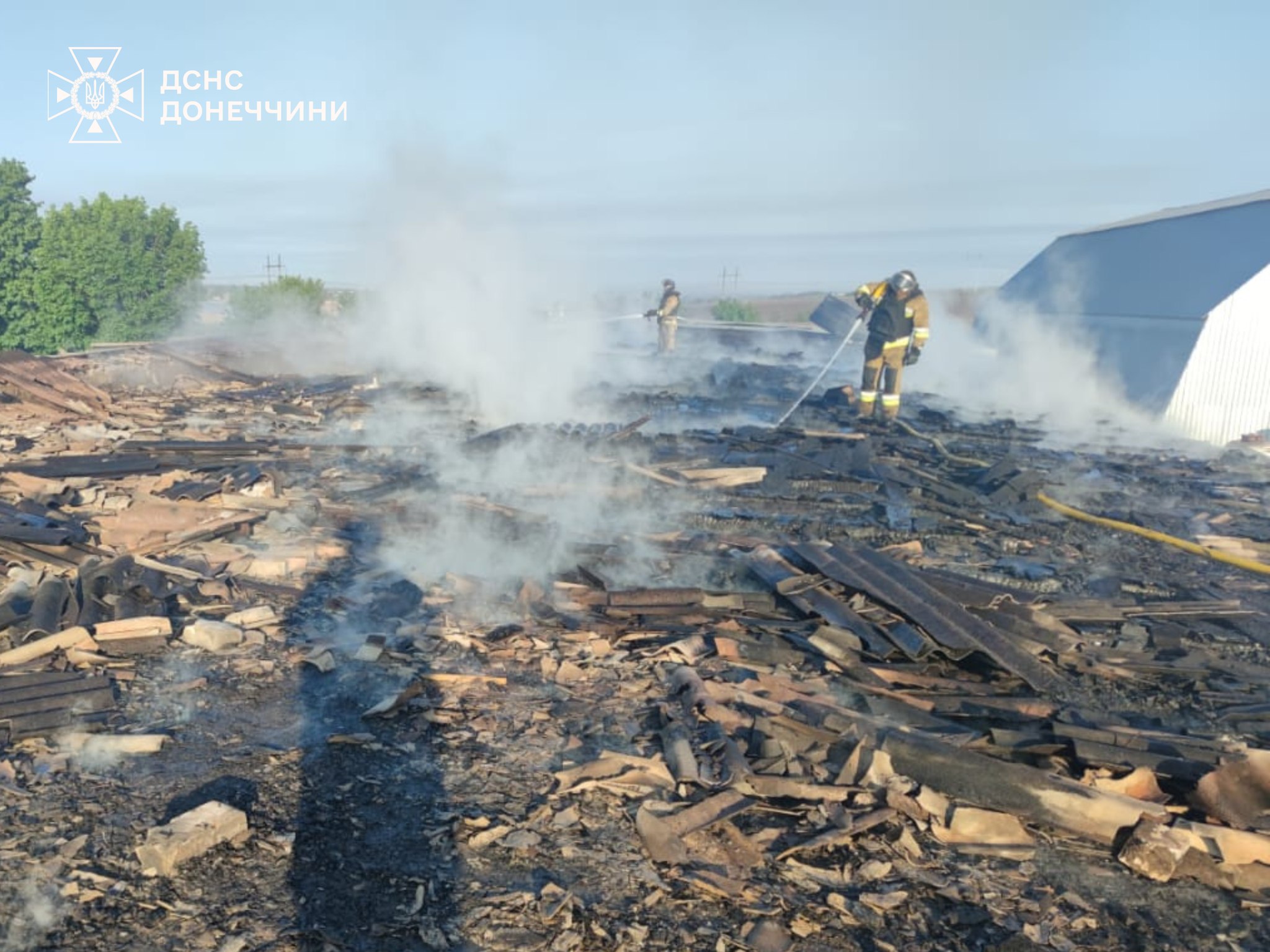Зображення посту: Росіяни вдарили по підприємству на Донеччині: рятувальники гасили пожежу понад п’ять годин