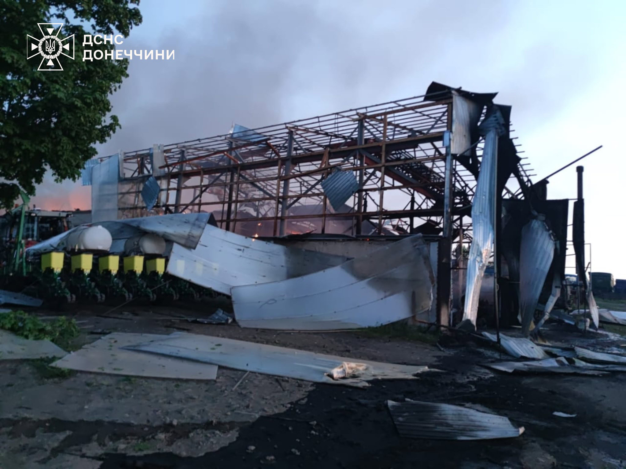 Стаття: Росіяни вдарили по підприємству на Донеччині: рятувальники гасили пожежу понад п’ять годин