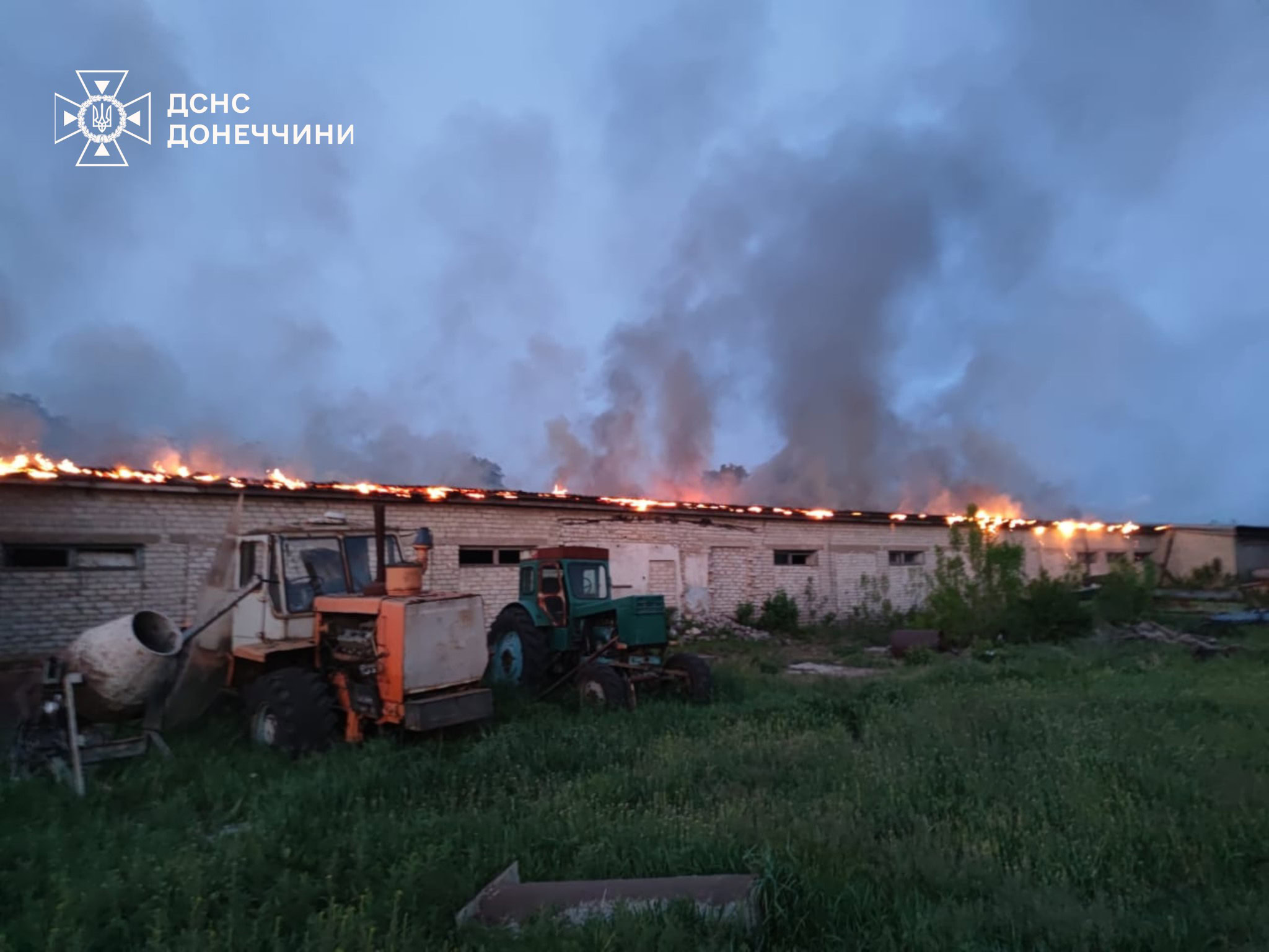 Зображення посту: Росіяни вдарили по підприємству на Донеччині: рятувальники гасили пожежу понад п’ять годин