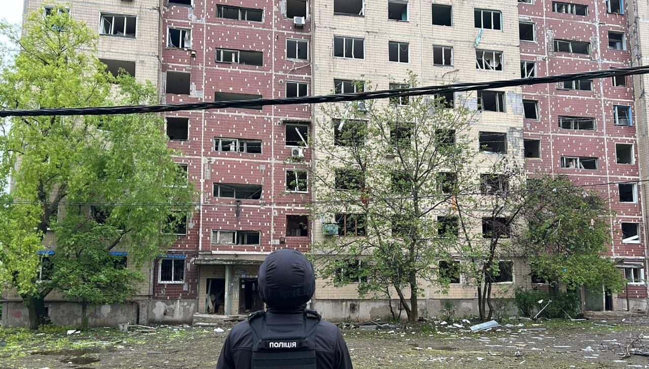 Зображення посту: Окупанти вдарили авіабомбою по багатоповерхівці у Костянтинівці: 12 людей постраждали