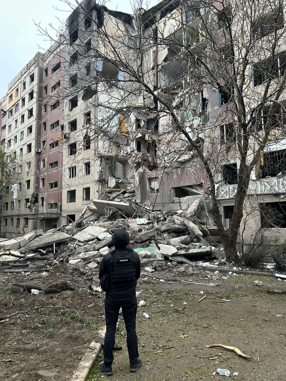 Зображення посту: Окупанти вдарили авіабомбою по багатоповерхівці у Костянтинівці: 12 людей постраждали