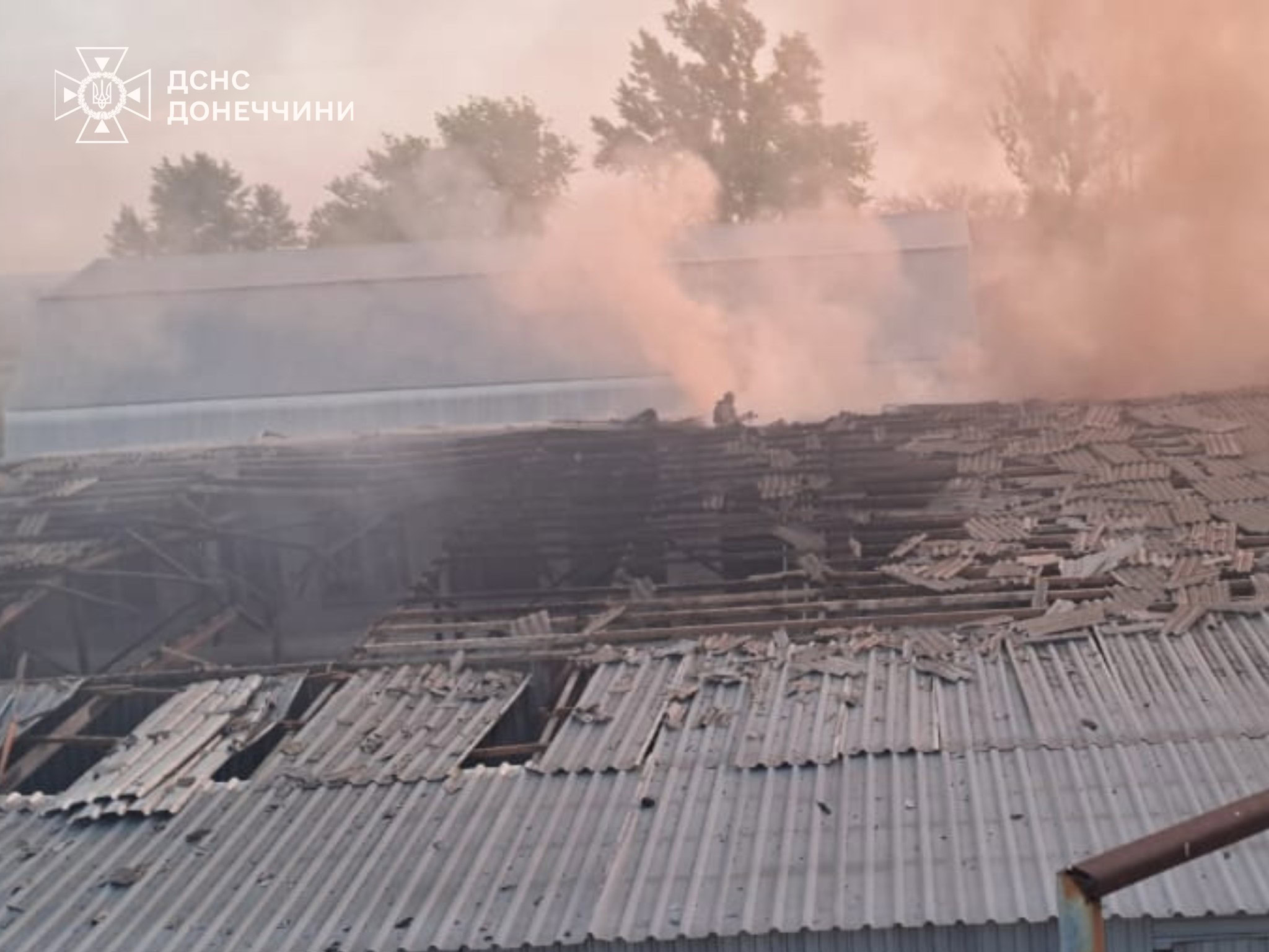 Зображення посту: Росіяни вдарили по підприємству на Донеччині: рятувальники гасили пожежу понад п’ять годин