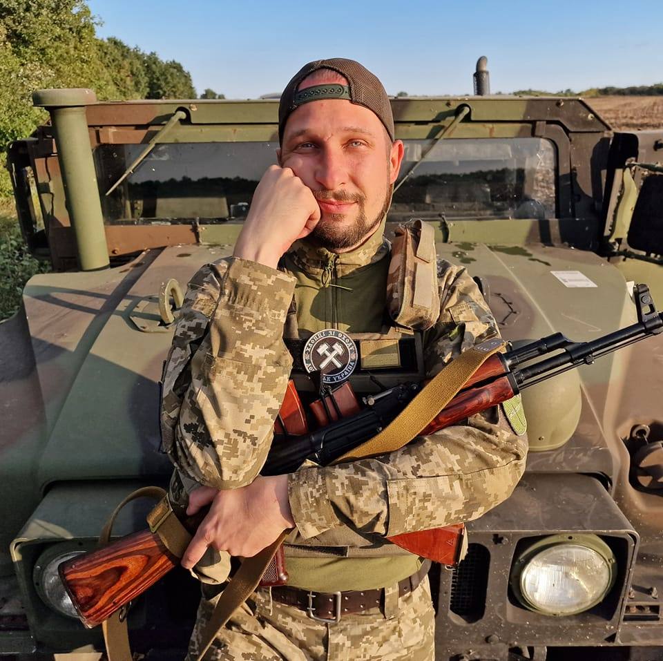 Стаття: «Усім, хто не вдома – присвячується»: військовий Максим Чумак читав вірші у Києві