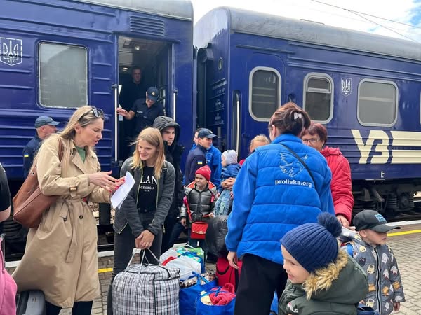 Зображення посту: Три родини з дітьми евакуювали до Закарпаття за добу