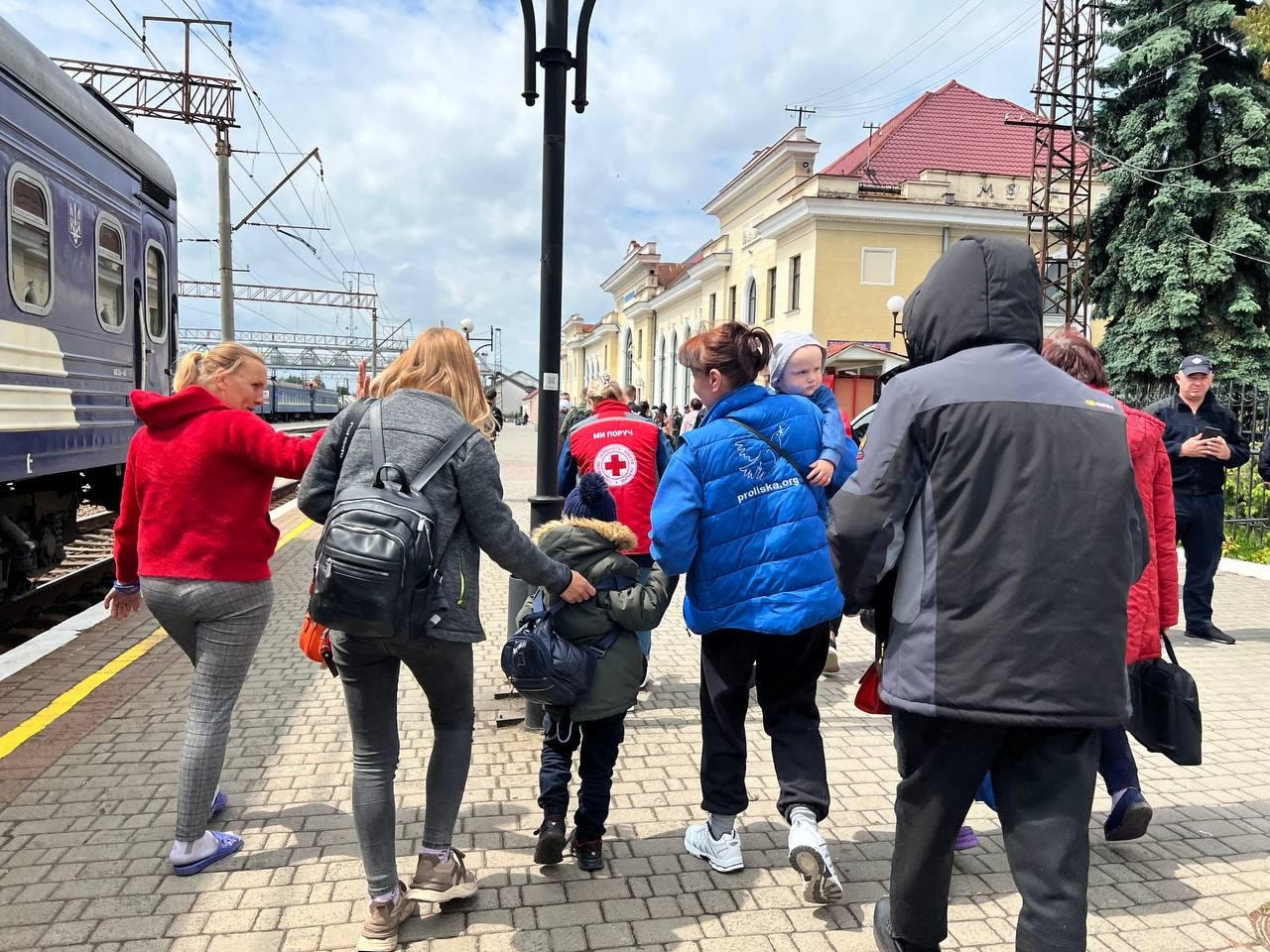 Стаття: Три родини з дітьми евакуювали до Закарпаття за добу