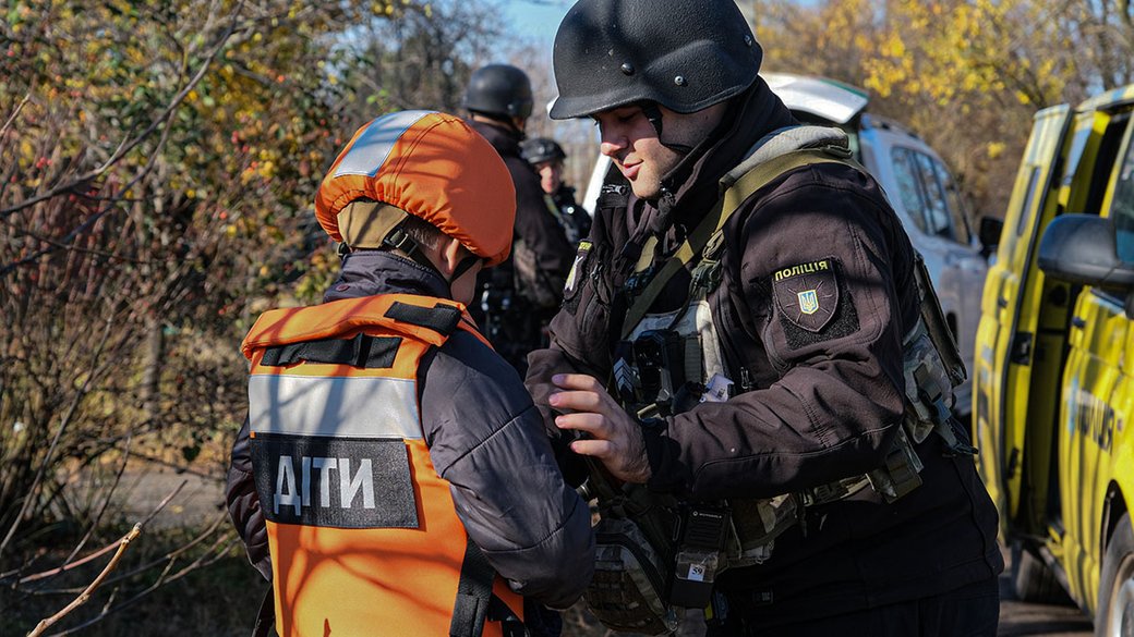 Стаття: У зонах примусової евакуації на Донеччині залишається 172 дитини з родинами