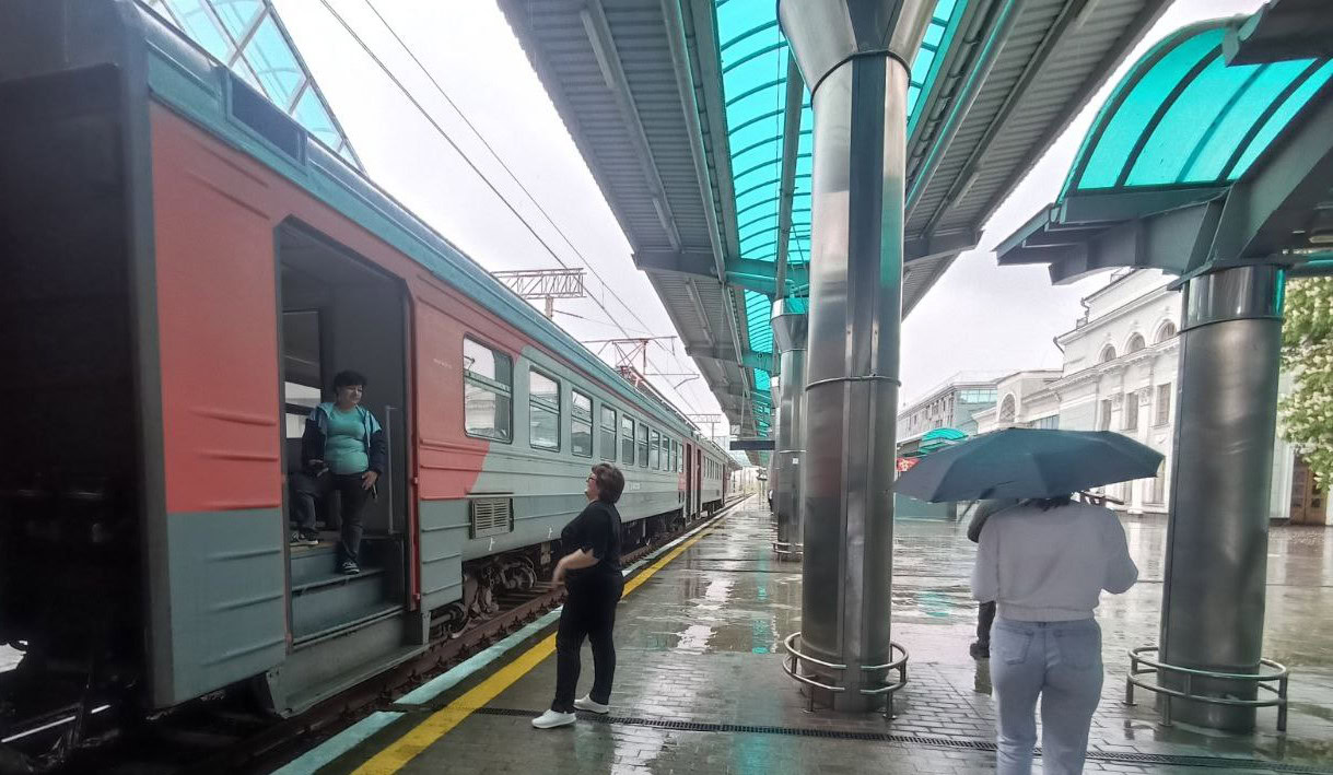 Зображення посту: В окупованому Донецьку вперше за 11 років запустили пасажирський потяг