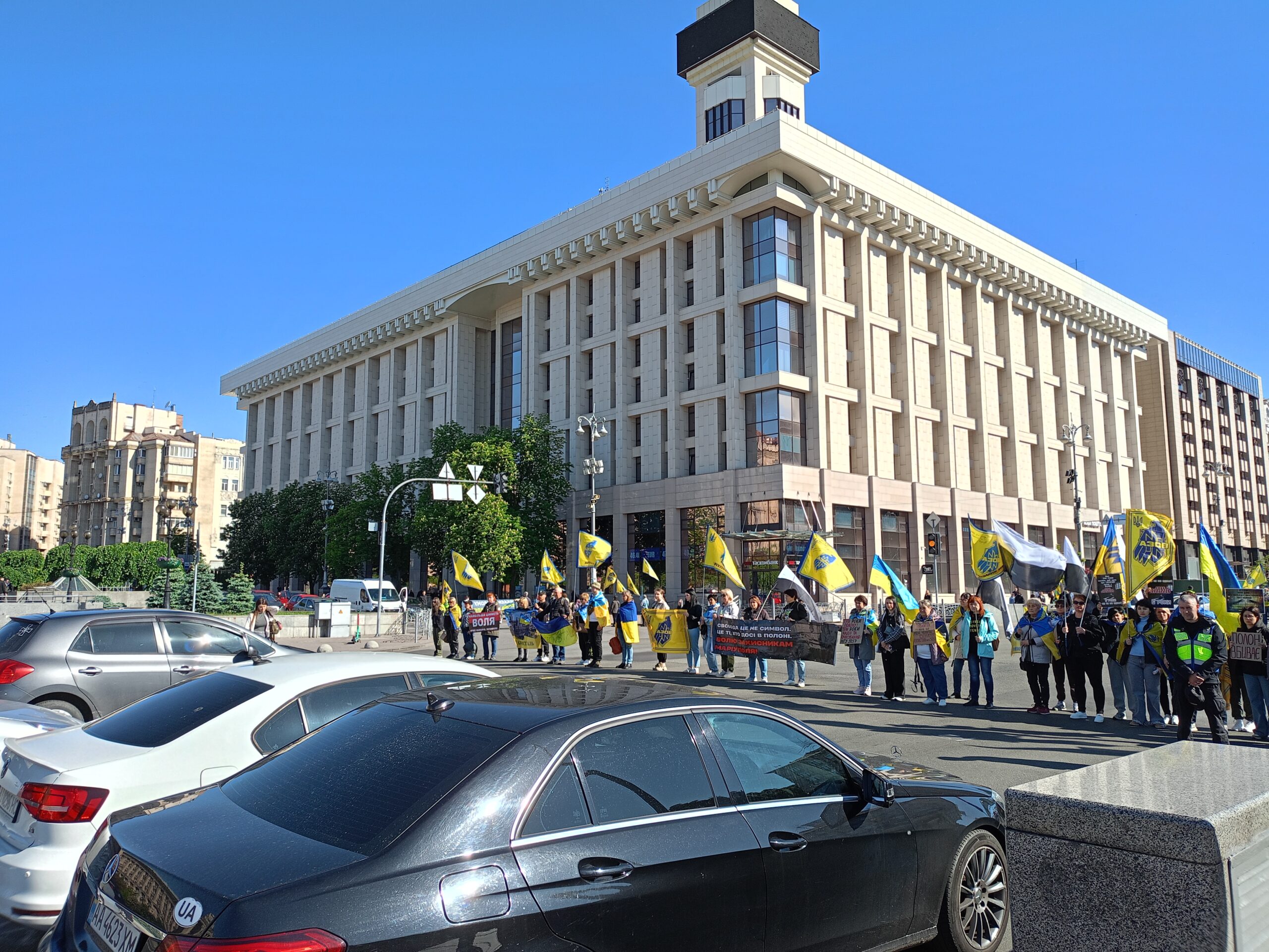 Зображення посту: Треті роковини полону. У Києві рідні захисників Маріуполя провели ходу