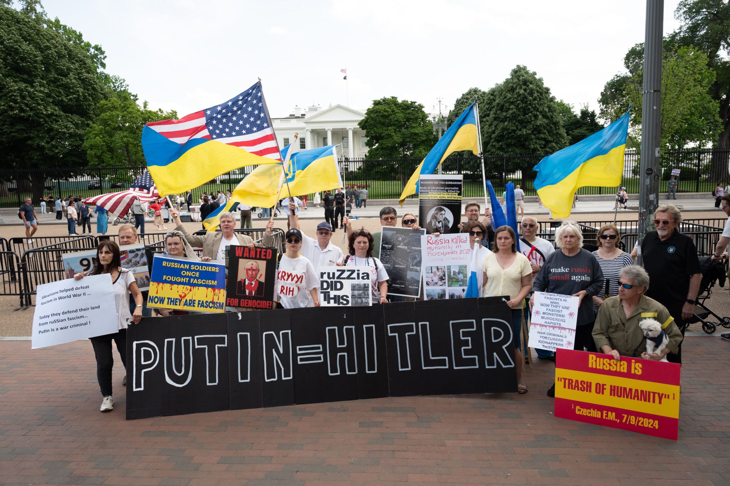 Стаття: Росія провела «Безсмертний полк» у США, Італії, Туреччині та Австрії — українці відповіли акціями