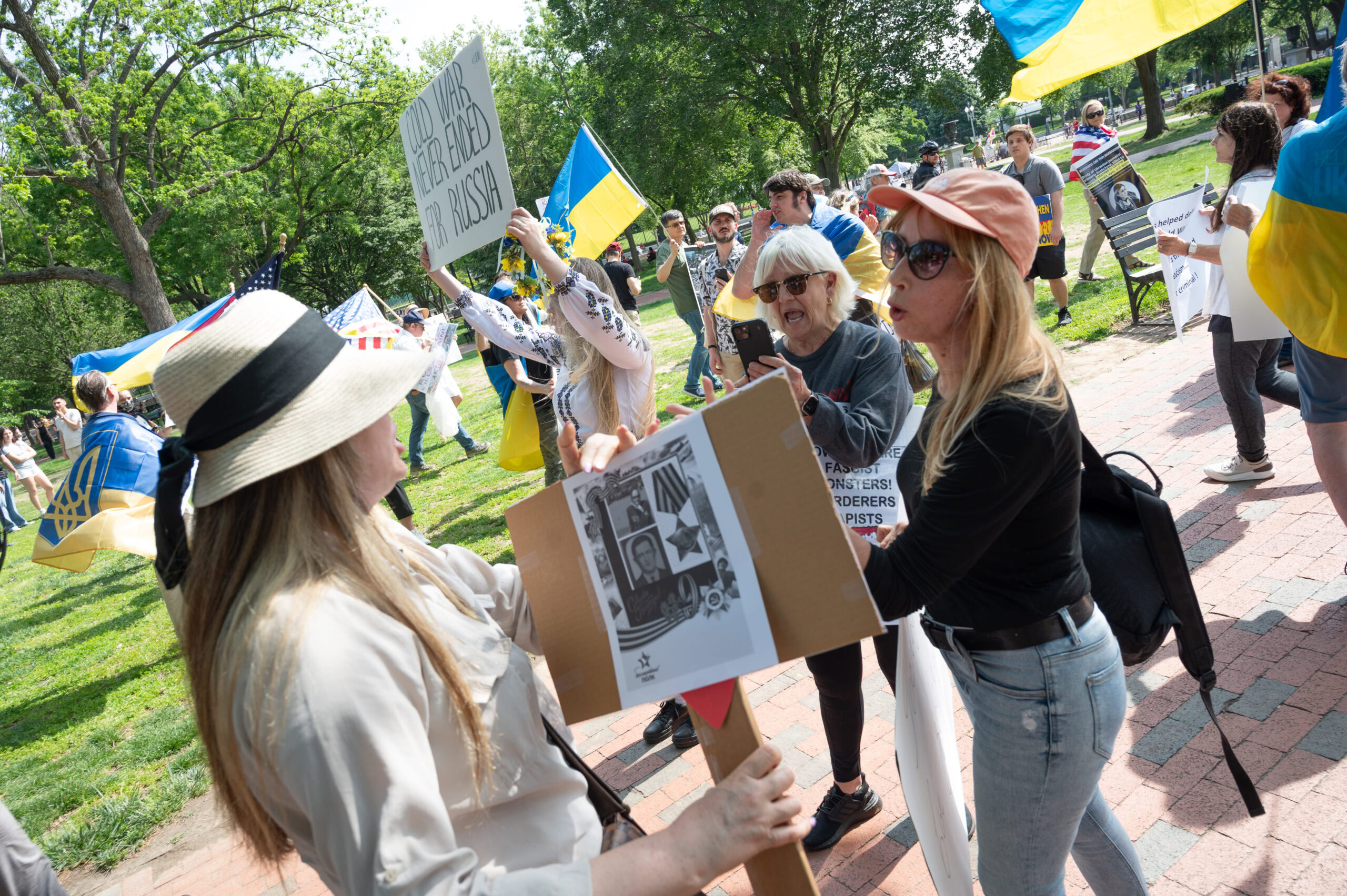 Зображення посту: Росія провела «Безсмертний полк» у США, Італії, Туреччині та Австрії — українці відповіли акціями