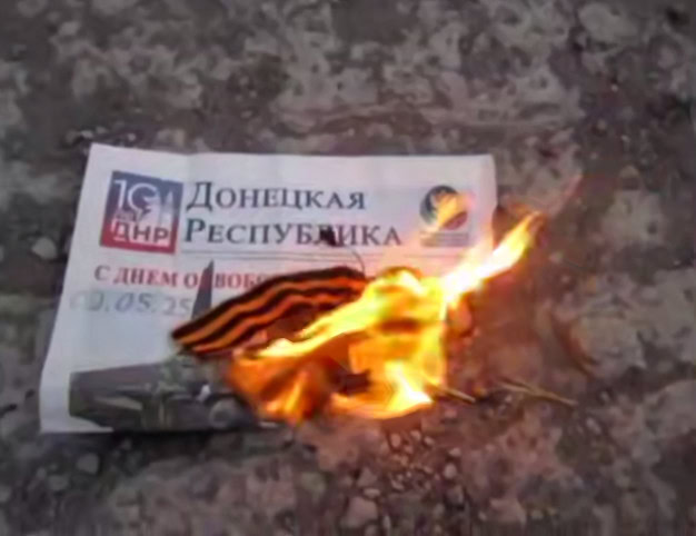 Зображення посту: Акція спротиву до Дня «побєди»: українці в окупації спалили георгіївські стрічки, прапори й пропаганду