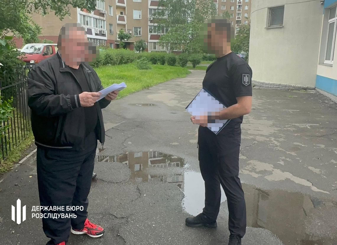 Стаття: Екскерівника міграційної служби з Луганщини підозрюють в нарахуванні собі премій за «інтенсивність»