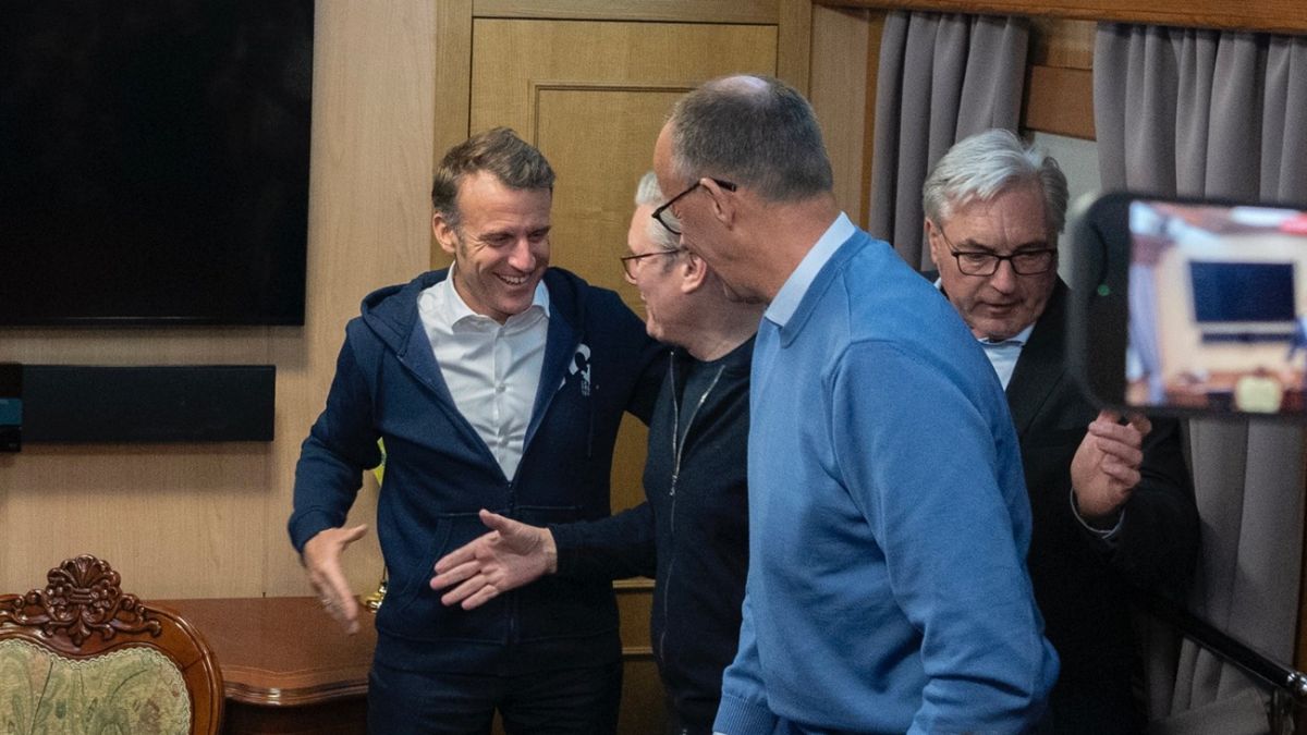 Стаття: Єлисейський палац висміяв російський фейк про «білий порошок» Макрона у потязі: це була серветка
