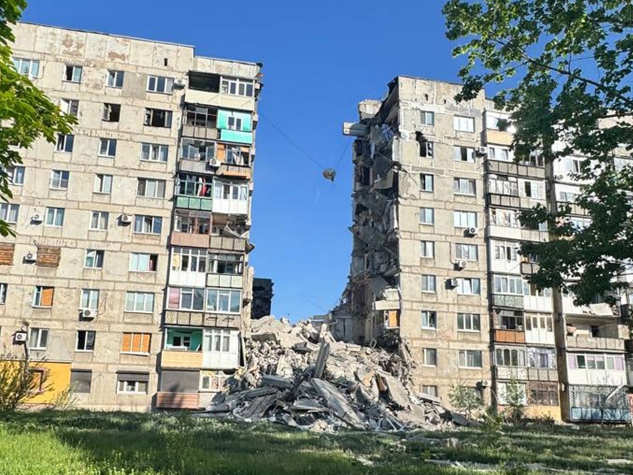 Зображення посту: Окупанти скинули три авіабомби на Покровський район: двоє людей загинули
