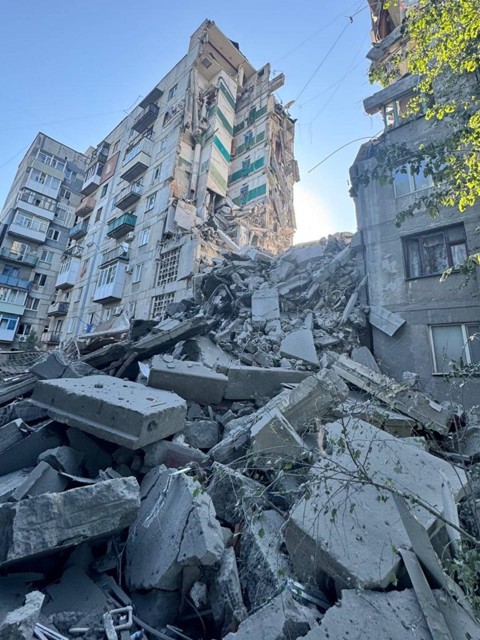 Зображення посту: Окупанти скинули три авіабомби на Покровський район: двоє людей загинули