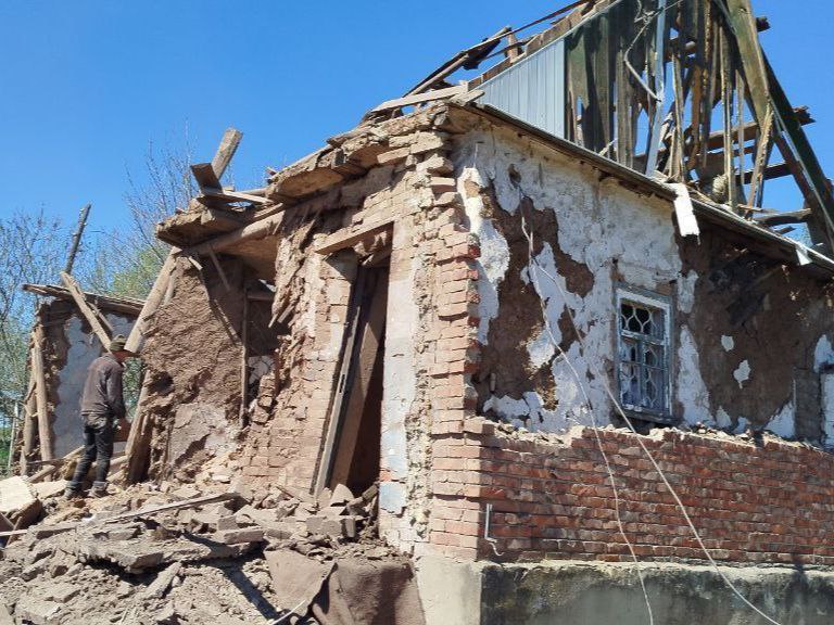 Стаття: Окупанти скинули авіабомбу на Костянтинівську громаду та обстріляли Покровськ: одна людина загинула
