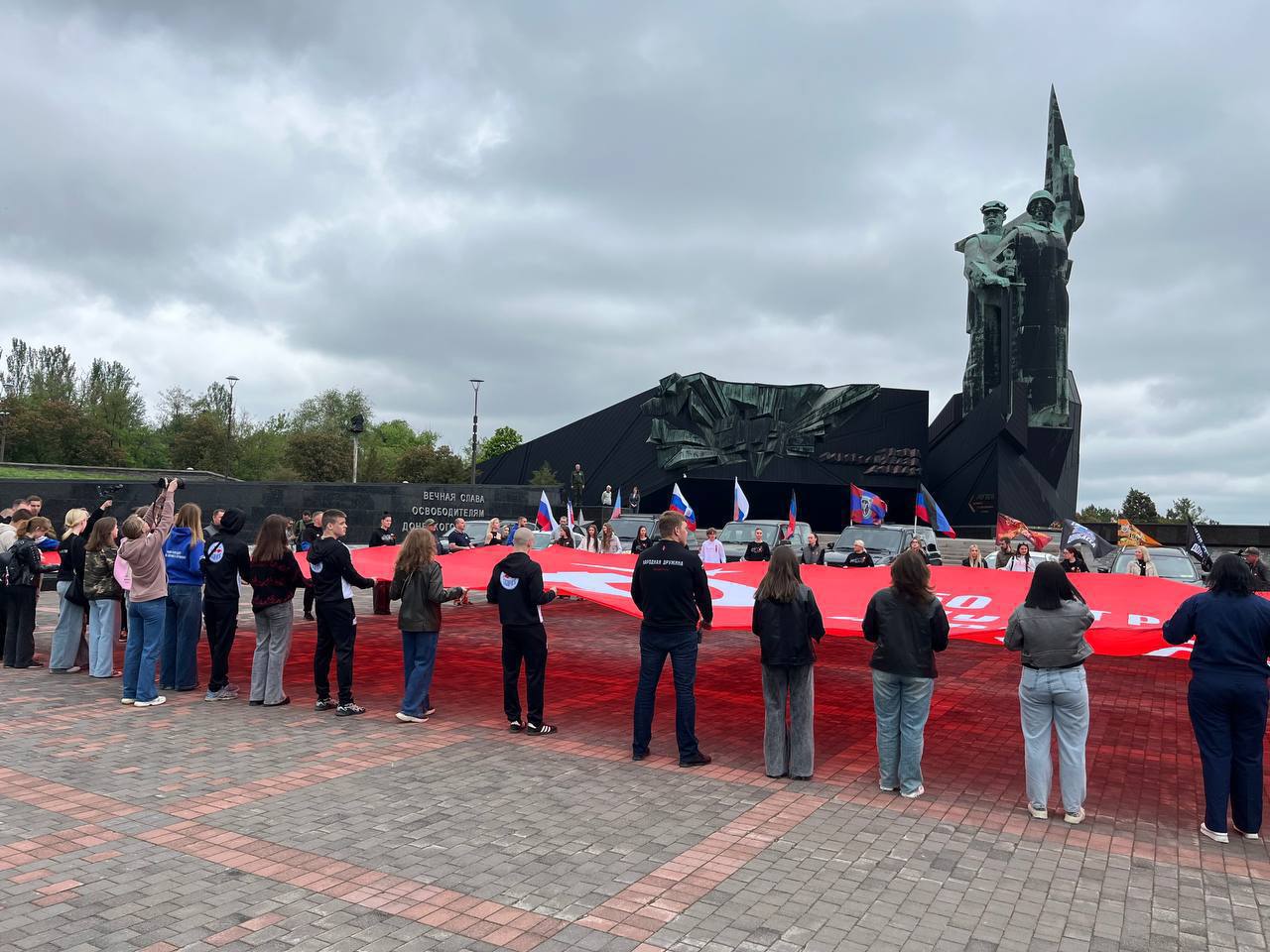 Зображення посту: «Пропагандисти тупі та не можуть вигадати щось своє»: Артем Захарченко про радянську символіку в окупації