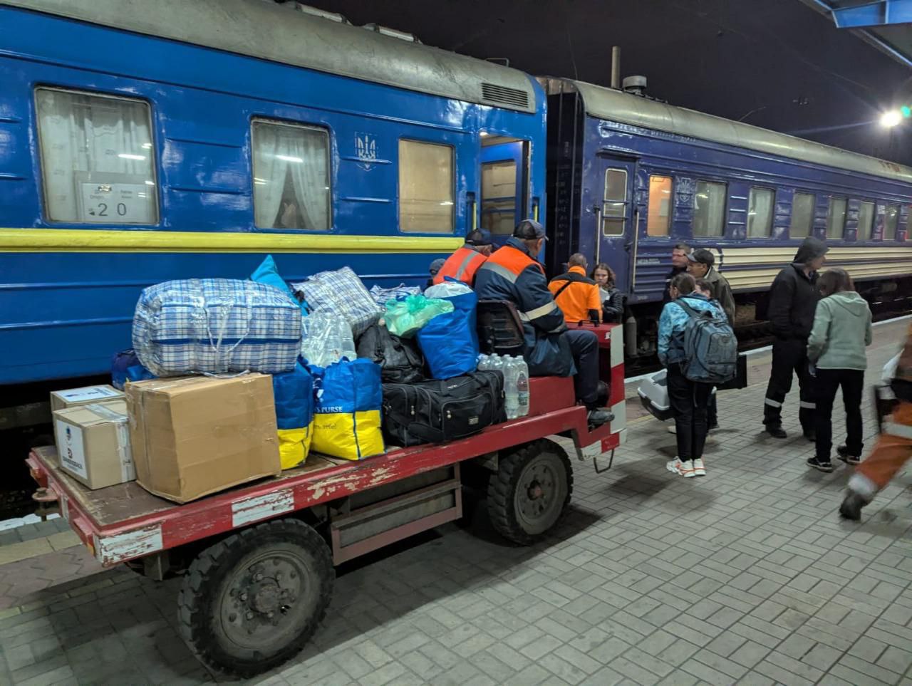 Стаття: Ще 16 мешканців Донеччини евакуювали до Рівненщини та Полтавщини