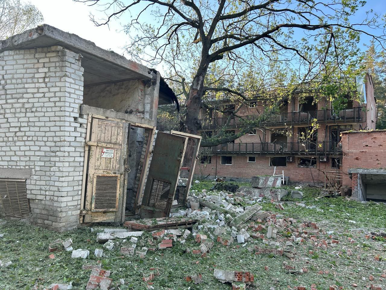 Зображення посту: Окупанти вдарили по багатоповерхівці у Покровську та скинули авіабомбу на Слов’янськ: одна людина поранена