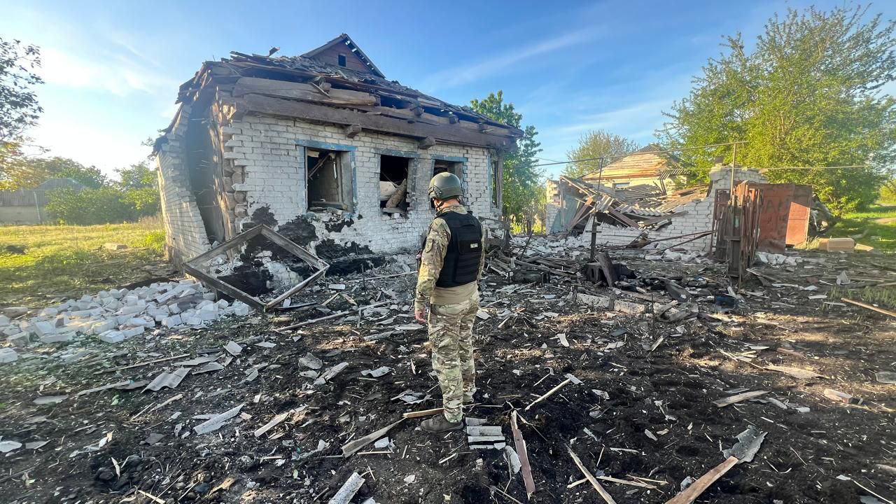 Зображення посту: Окупанти вдарили по багатоповерхівці у Покровську та скинули авіабомбу на Слов’янськ: одна людина поранена