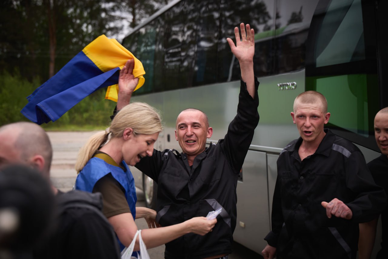 Стаття: В Україну з російського полону повернулись ще 303 військовослужбовці