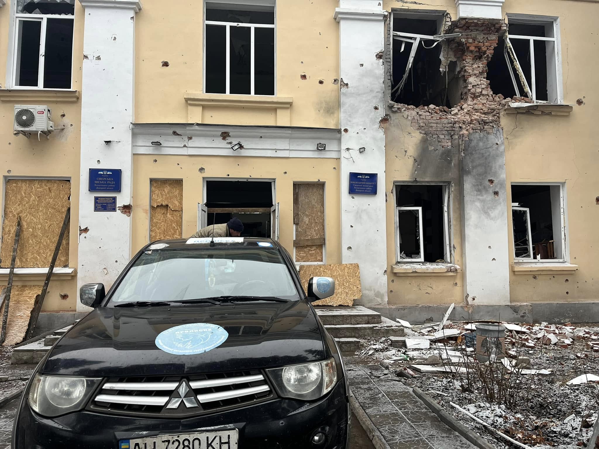 Зображення посту: Росія зруйнувала будівлю Сіверської міськради, де видавали гуманітарну допомогу