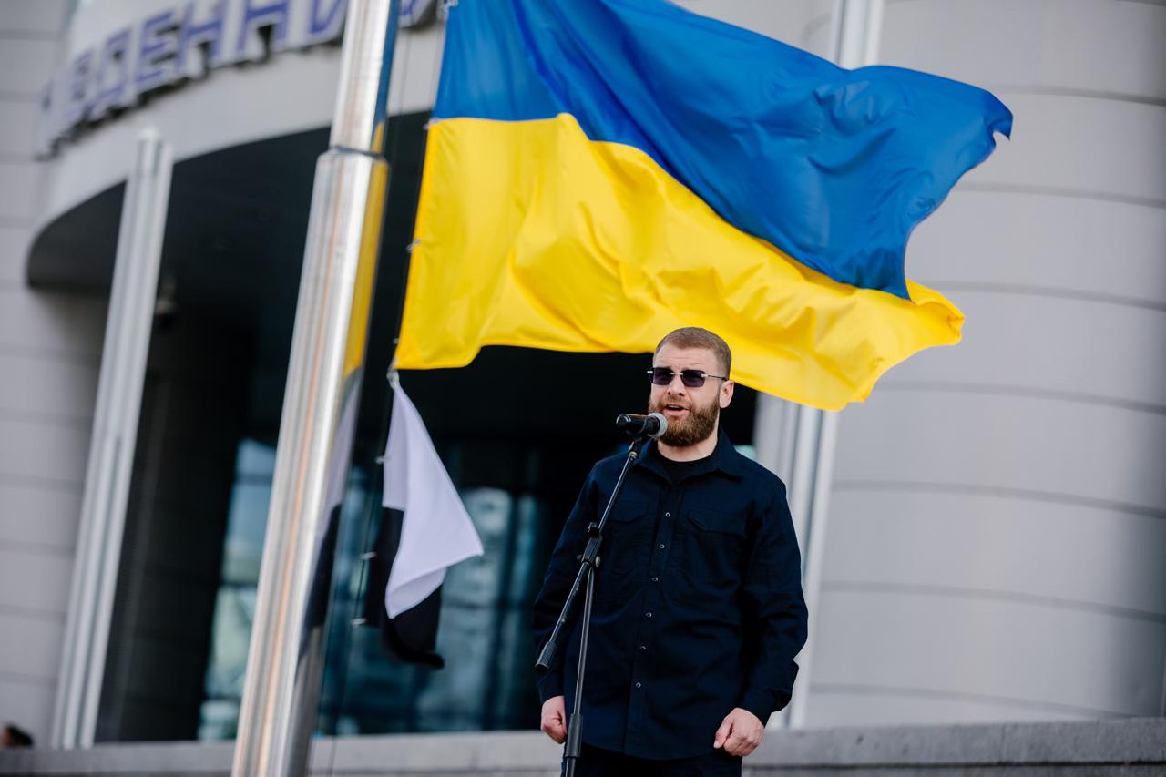 Стаття: Над залізничним вокзалом Краматорська підняли «Прапор Надії»