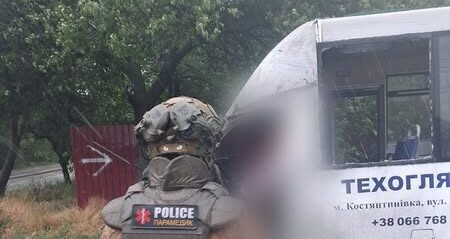 Стаття: У Костянтинівці окупанти вдарили дроном по пасажирському автобусу: одна людина загинула, ще одна поранена