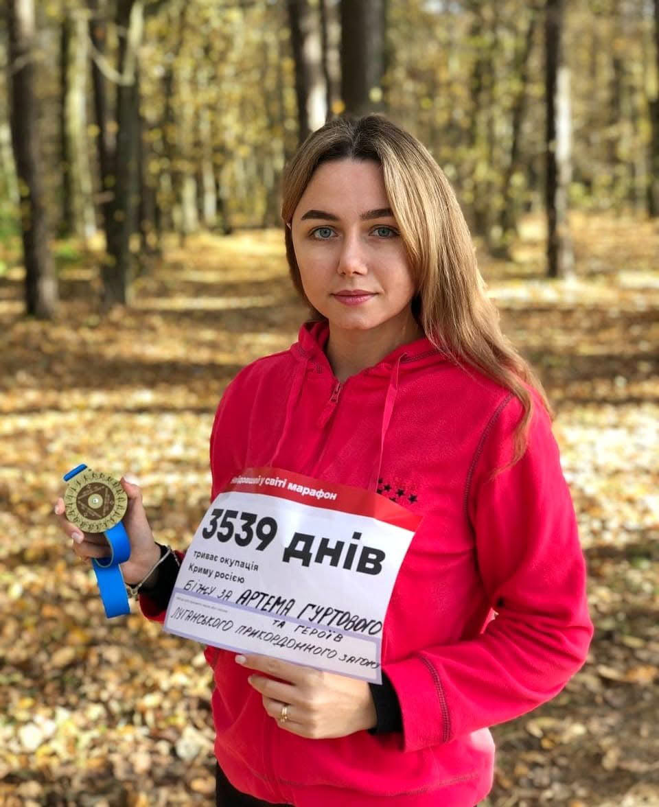 Зображення посту: «Щоб тато жив у їхній пам’яті». Дружина загиблого прикордонника Артема Гуртового зберігає його історію для доньок-близнючок
