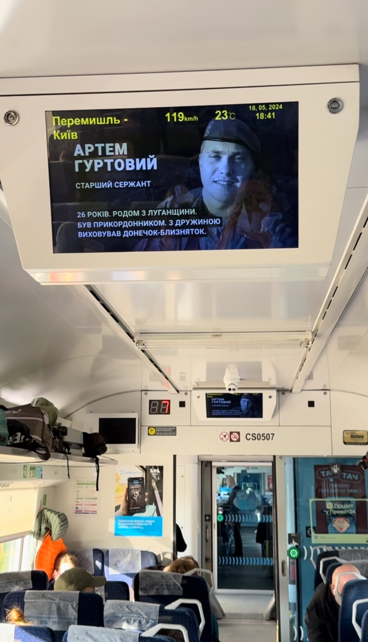 Зображення посту: «Щоб тато жив у їхній пам’яті». Дружина загиблого прикордонника Артема Гуртового зберігає його історію для доньок-близнючок