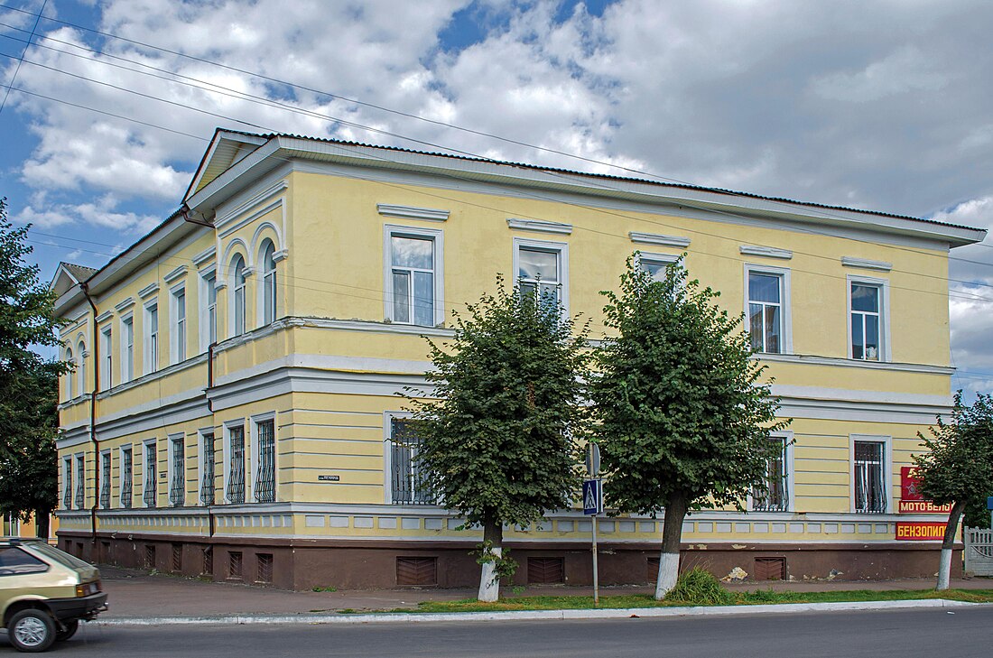 Стаття: Росія зруйнувала будівлю Сіверської міськради, де видавали гуманітарну допомогу