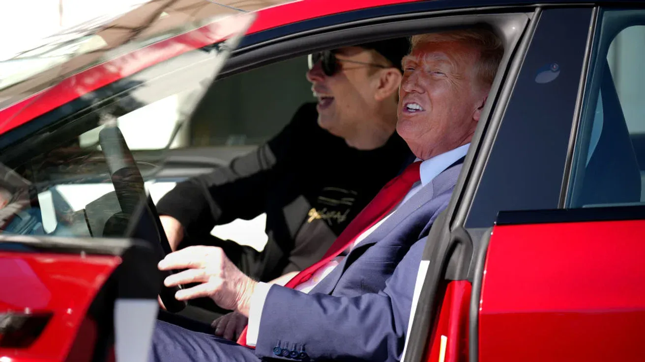 Стаття: Маск і Трамп публічно посварилися: Tesla втратила 152 мільярди доларів