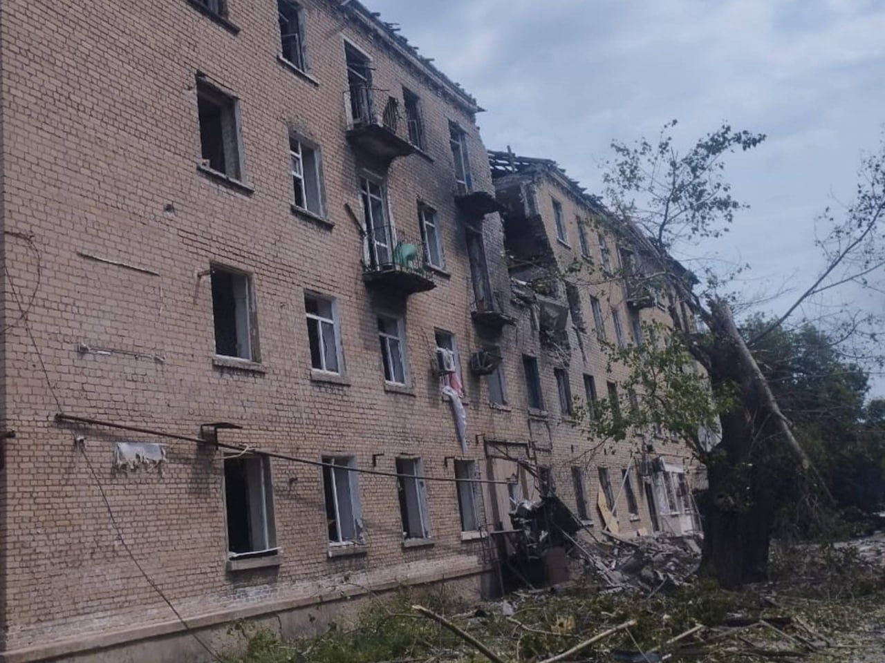 Зображення посту: Четверо поранених у Родинському: окупанти скинули авіабомбу на житлову забудову