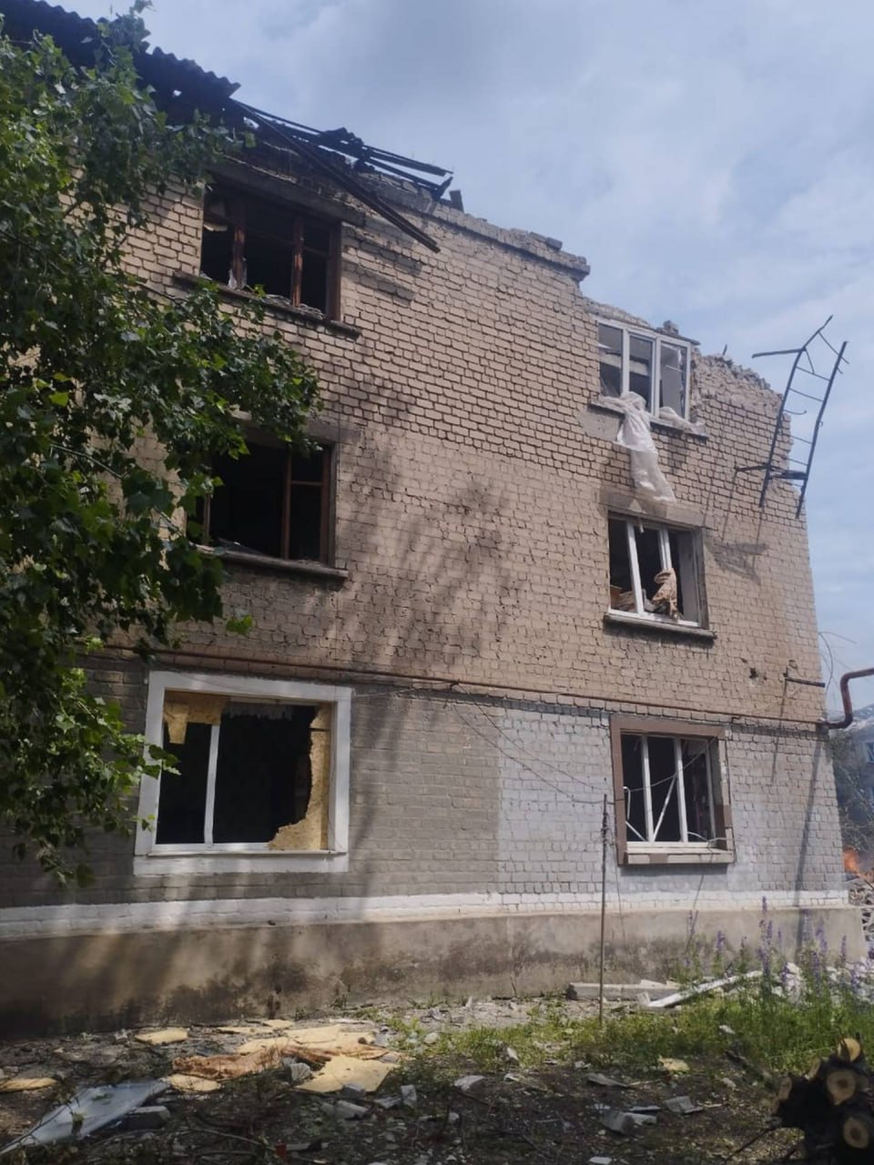 Зображення посту: Четверо поранених у Родинському: окупанти скинули авіабомбу на житлову забудову