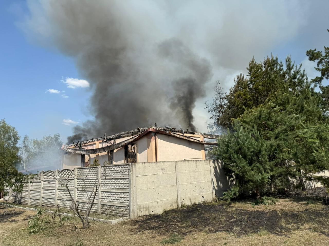 Стаття: Окупанти вдарили по Донеччині з артилерії та дронів: троє людей загинули, ще вісім поранені