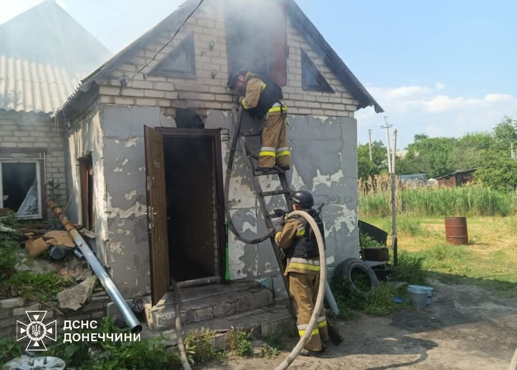 Стаття: Окупанти обстріляли Донеччину 27 разів за добу: рятувальники ліквідували пожежі у п’ятьох населених пунктів