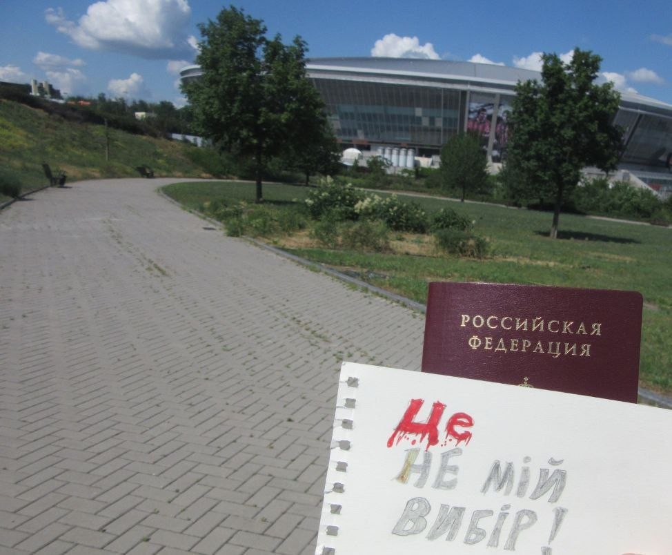 Стаття: «Це не мій вибір»: українці в окупації демонструють спротив російській паспортизації