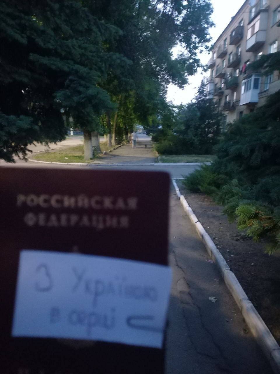 Зображення посту: «Це не мій вибір»: українці в окупації демонструють спротив російській паспортизації