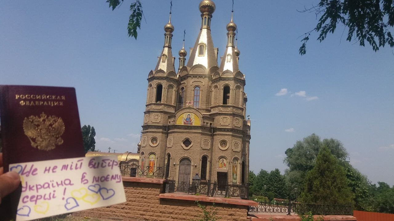 Зображення посту: «Це не мій вибір»: українці в окупації демонструють спротив російській паспортизації