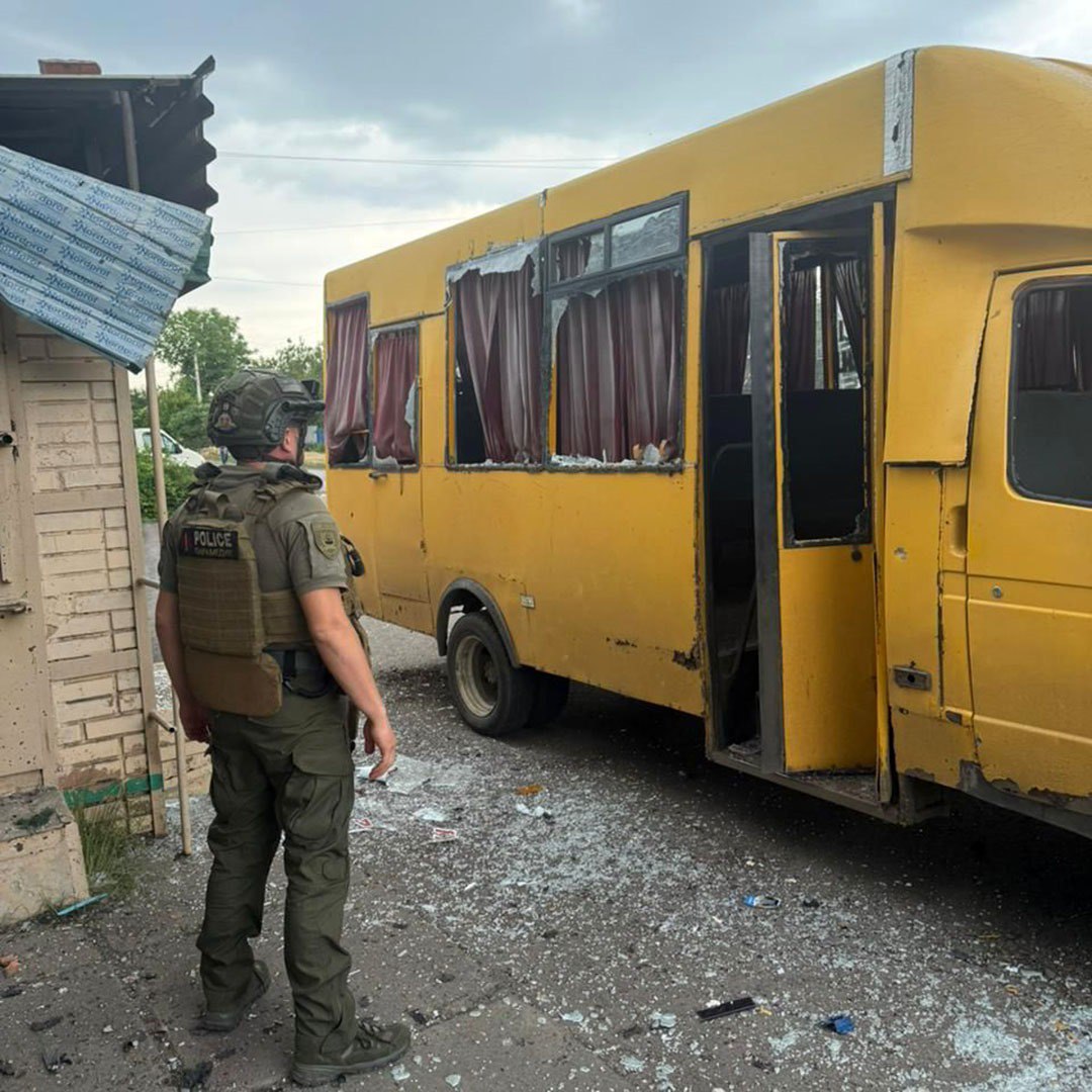 Зображення посту: Війська РФ вдарили по житлових будинках, аптеці й авто на Донеччині: є загиблі та поранені
