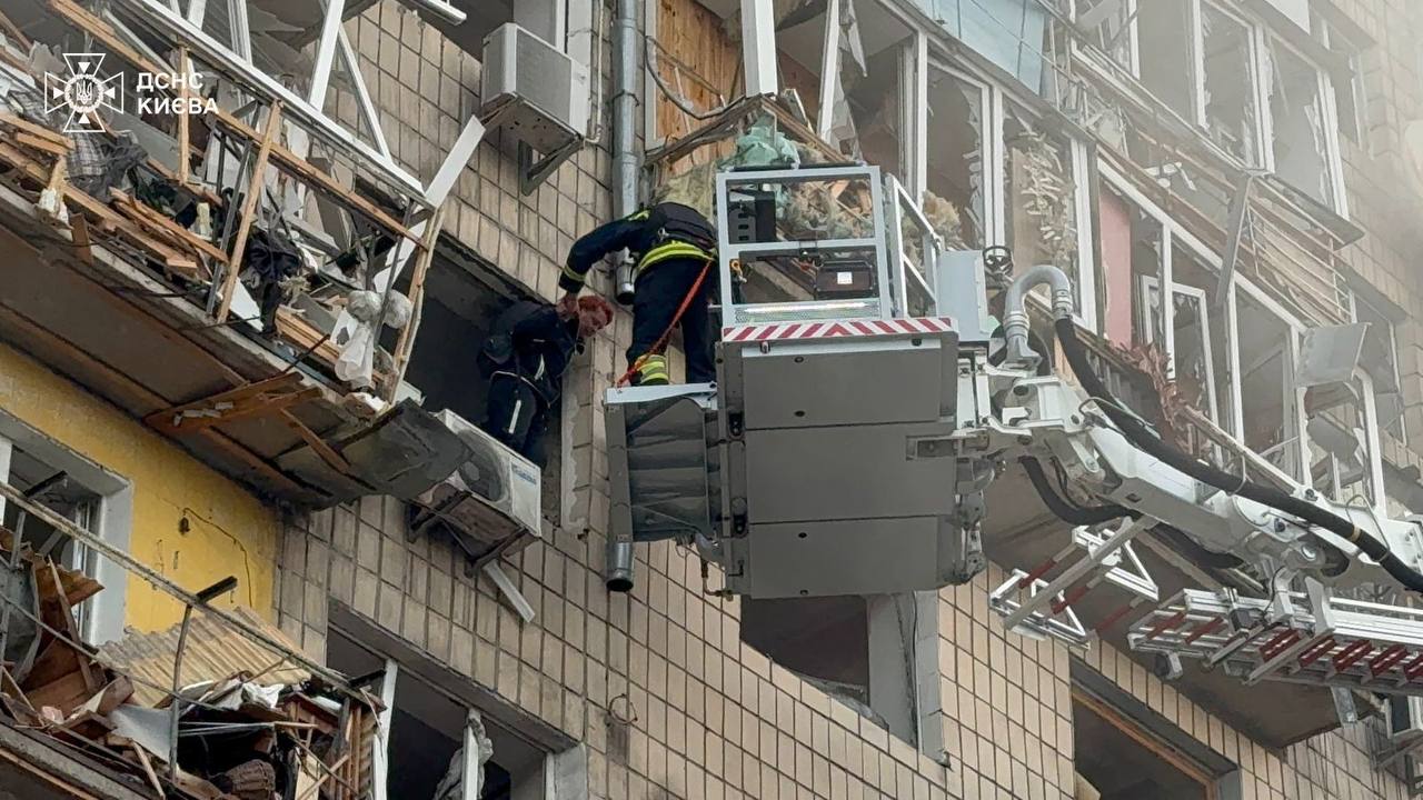 Зображення посту: Понад 440 дронів та 32 ракети: росіяни масовано обстріляли Київ та Одесу — є загиблі