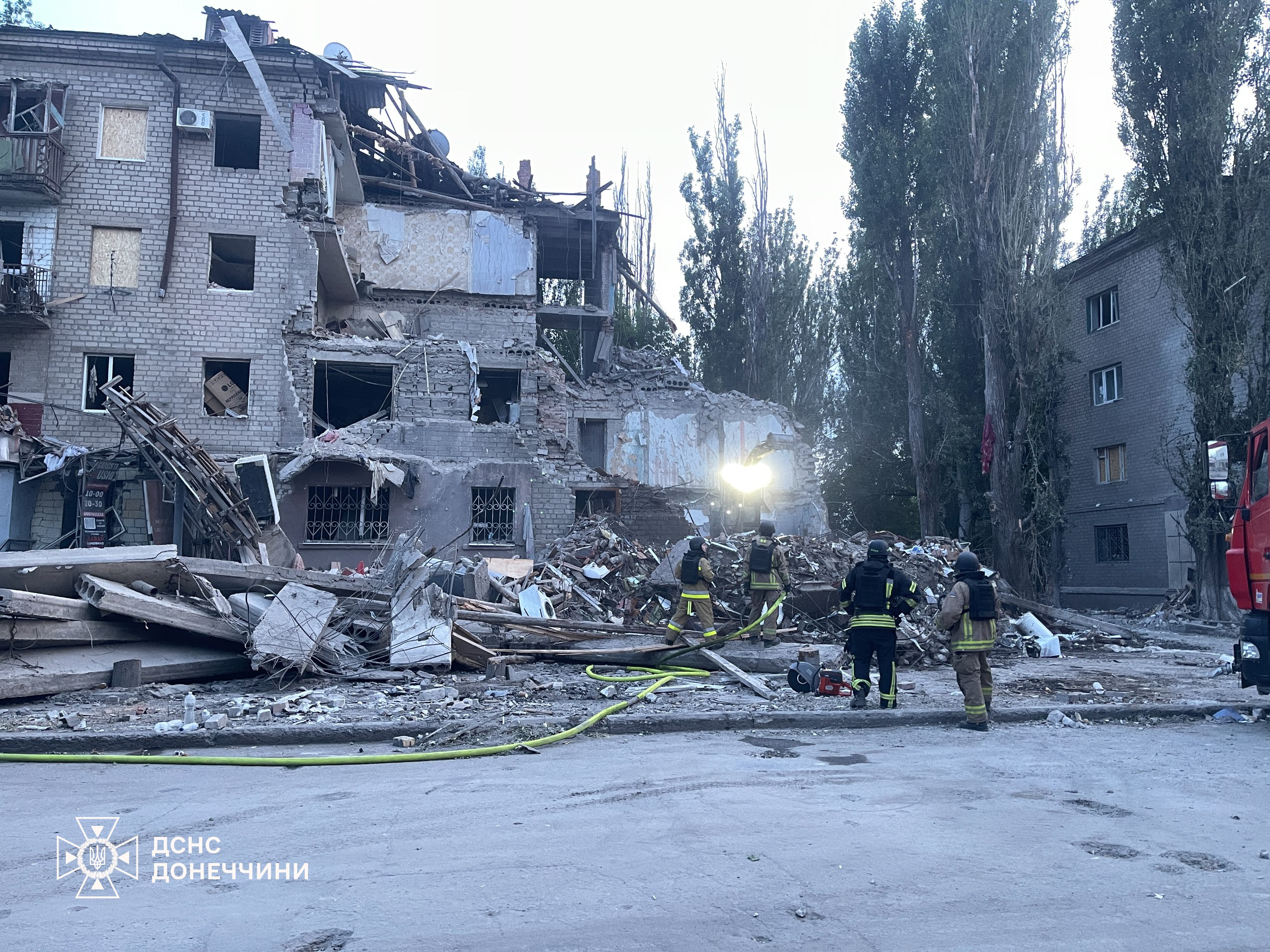 Зображення посту: У Краматорську продовжується рятувальна операція на місці зруйнованого будинку: відомо про 5 загиблих