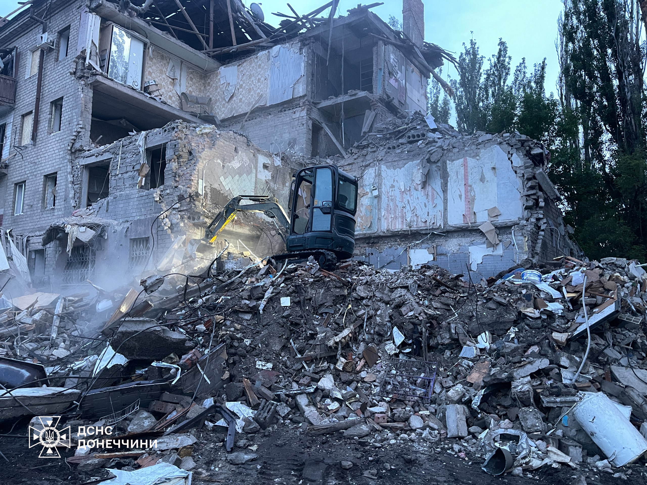 Зображення посту: У Краматорську продовжується рятувальна операція на місці зруйнованого будинку: відомо про 5 загиблих