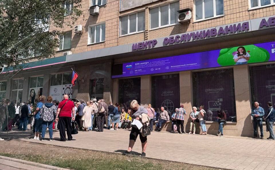 Стаття: Мешканці самопроголошеної «ДНР» кілька діб стоять у чергах через ризик блокування мобільного оператора