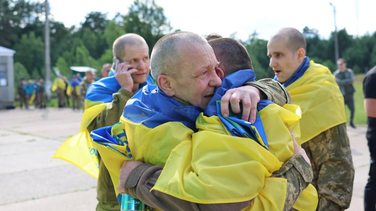 Стаття: В Україну вдалося повернути нову групу військових з російського полону — серед них захисники до 25 років