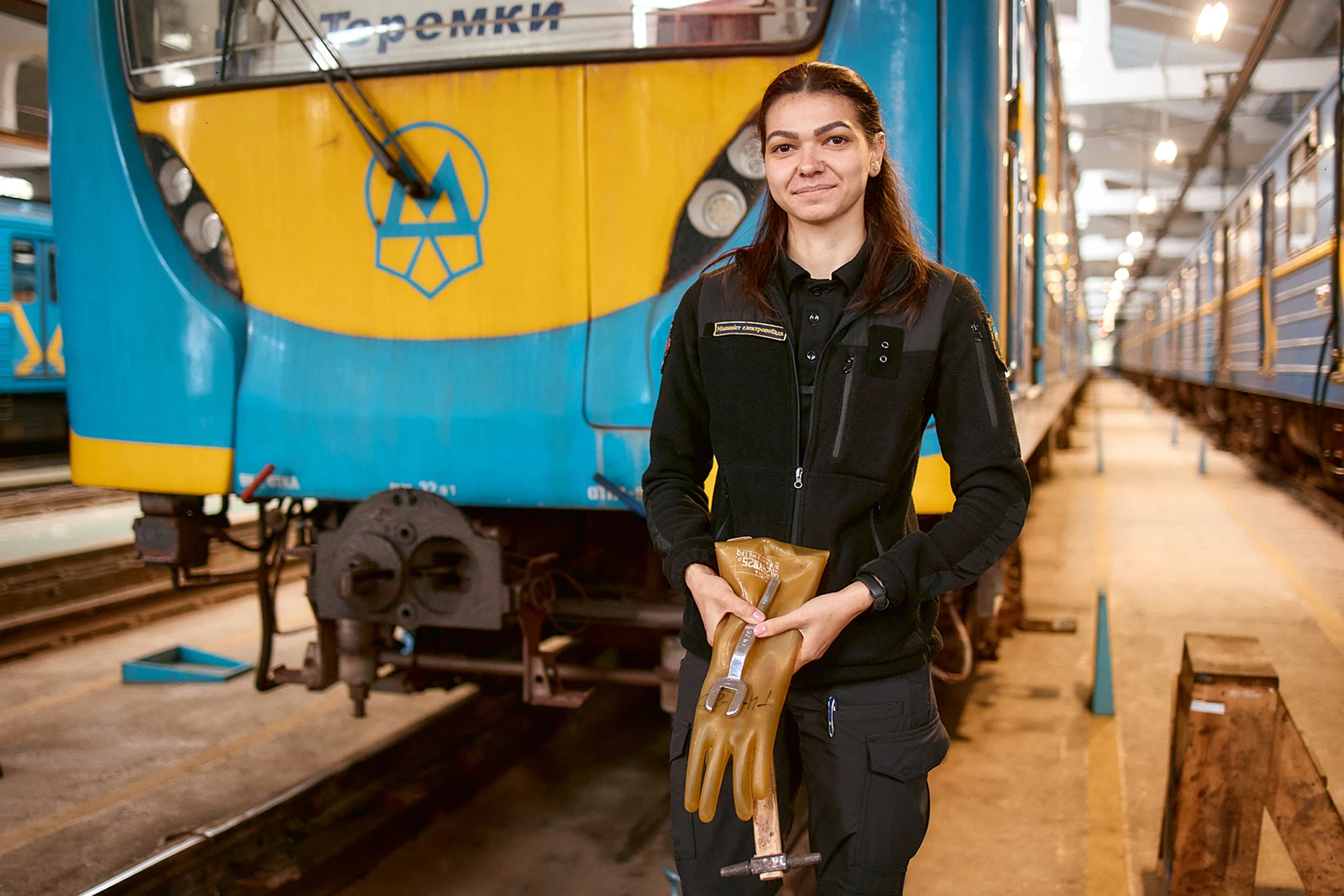 Стаття: Переселенка з Мирнограда стала першою жінкою-машиністкою метро у Києві