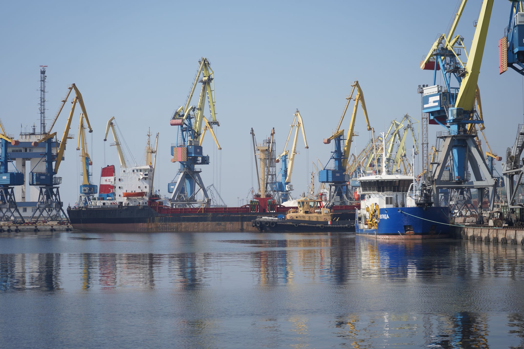 Стаття: Росіяни вперше використали порт Маріуполя для налагодження військової логістики