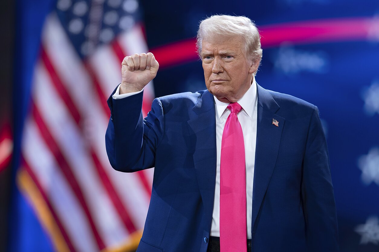 Стаття: Трамп заявив, що Україна отримає більше оборонної зброї
