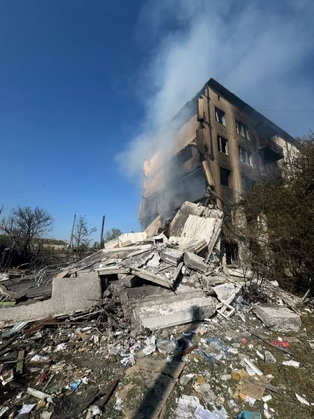 Зображення посту: У Костянтинівці після російського обстрілу шукають людей під завалами багатоповерхівки